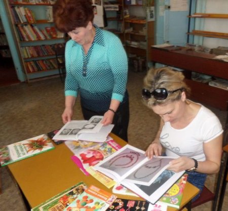 Книжная выставка «Волшебство умелых рук»