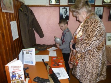 «Подвигу жить века»