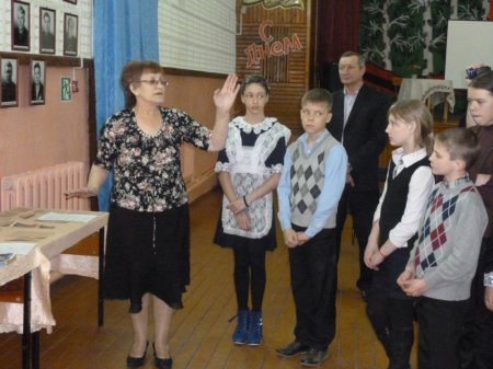 «Подвигу жить века»
