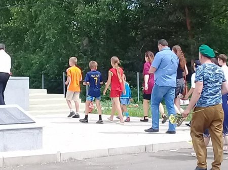 Поклонимся великим тем годам