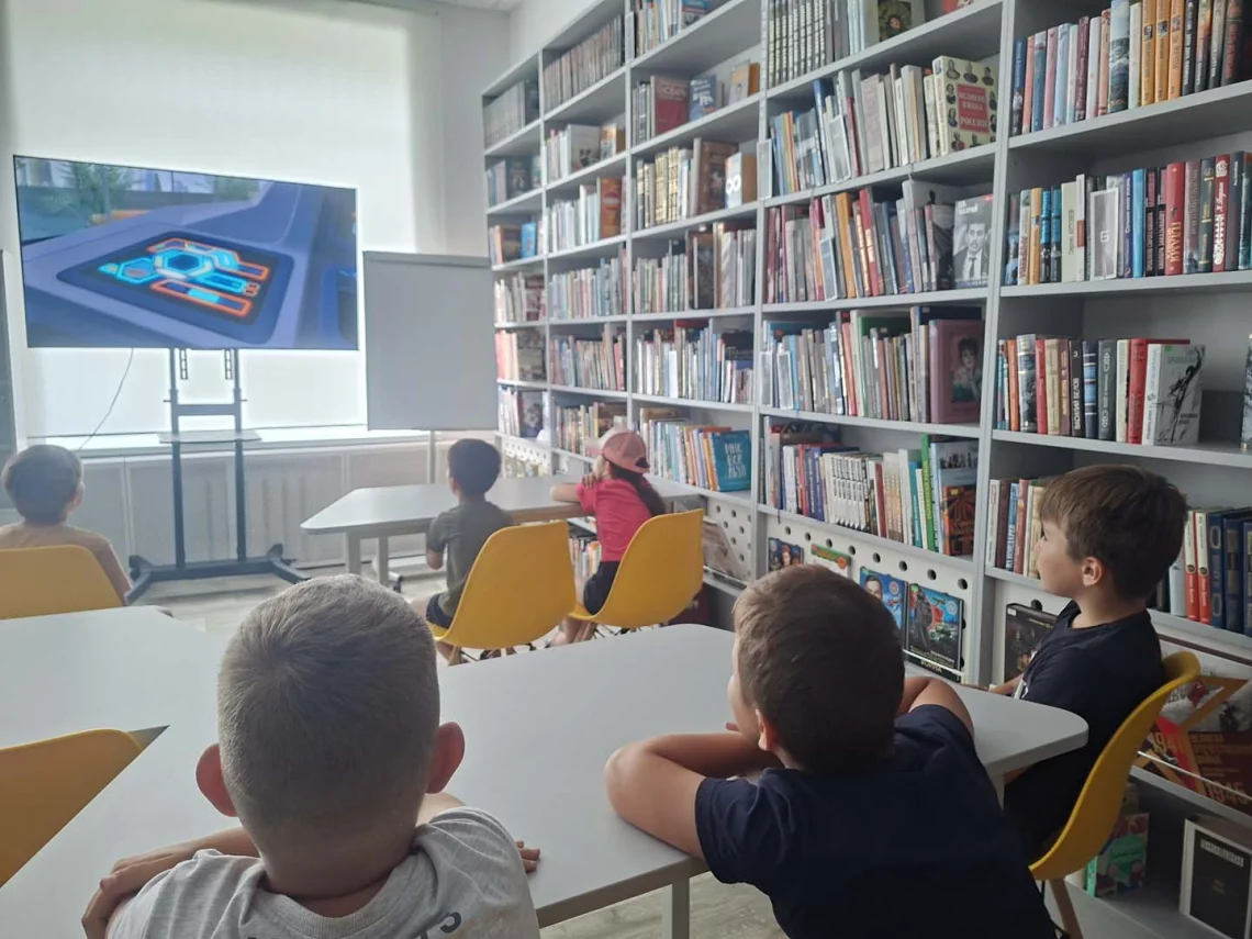 Книга и газета вместо сигареты