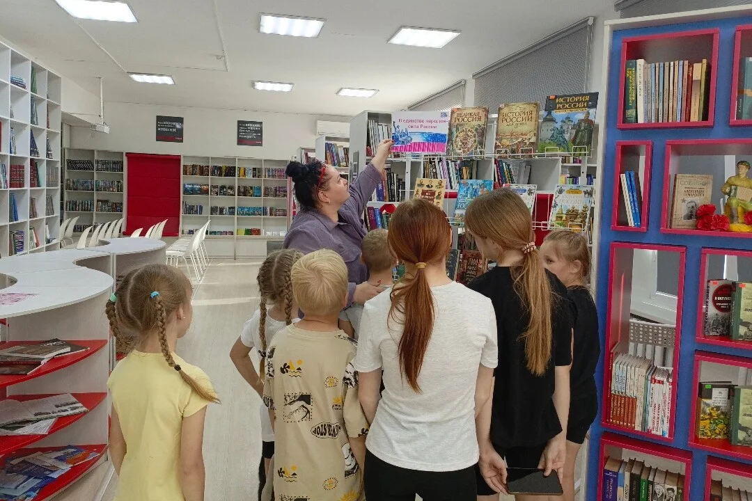 «Секреты книжной полки»: в Уральской модельной библиотеке  прошёл библиотечный урок для юных читателей